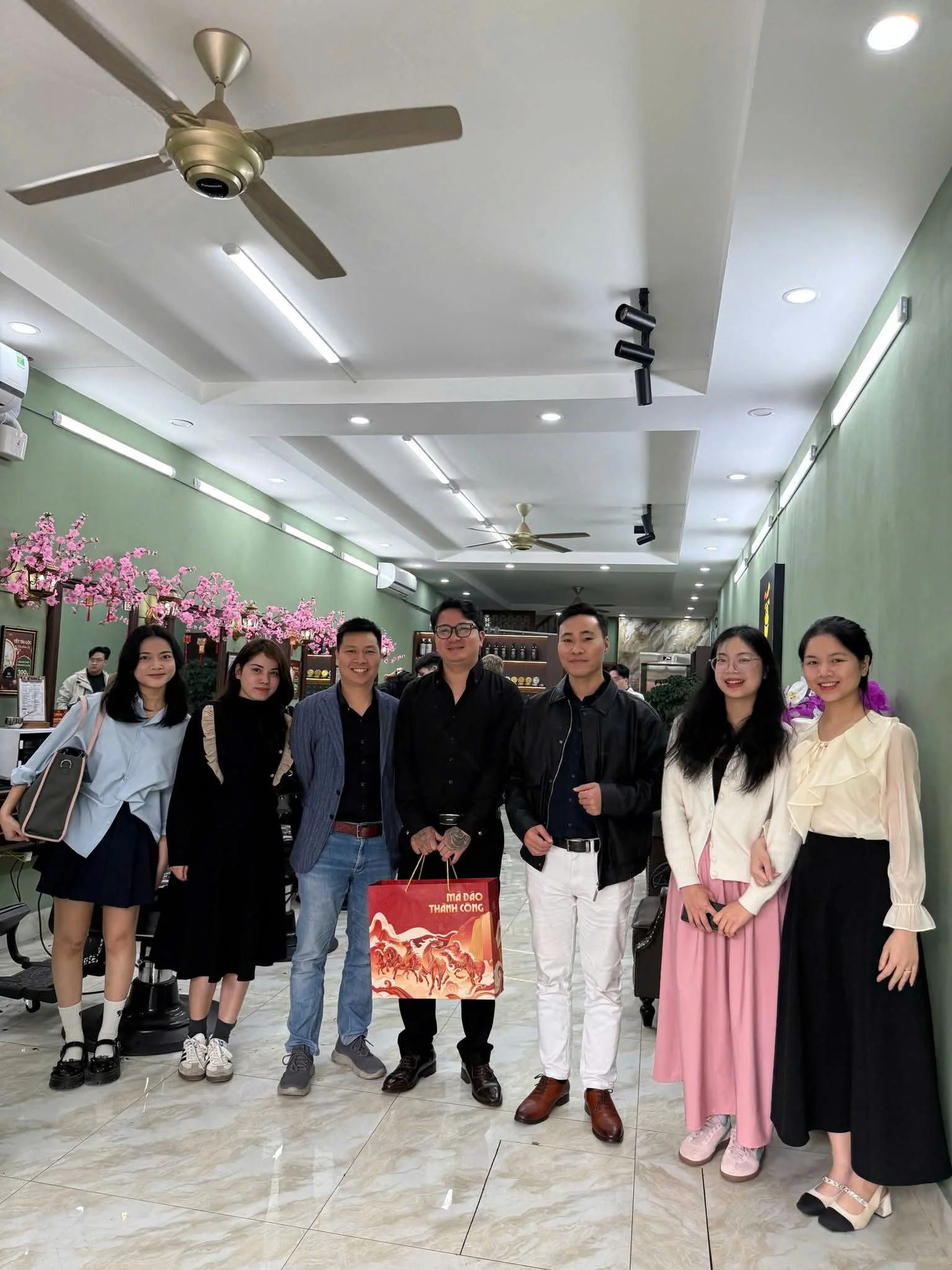 TG Group trao đổi hồ sơ trực tiếp cùng khách hàng
